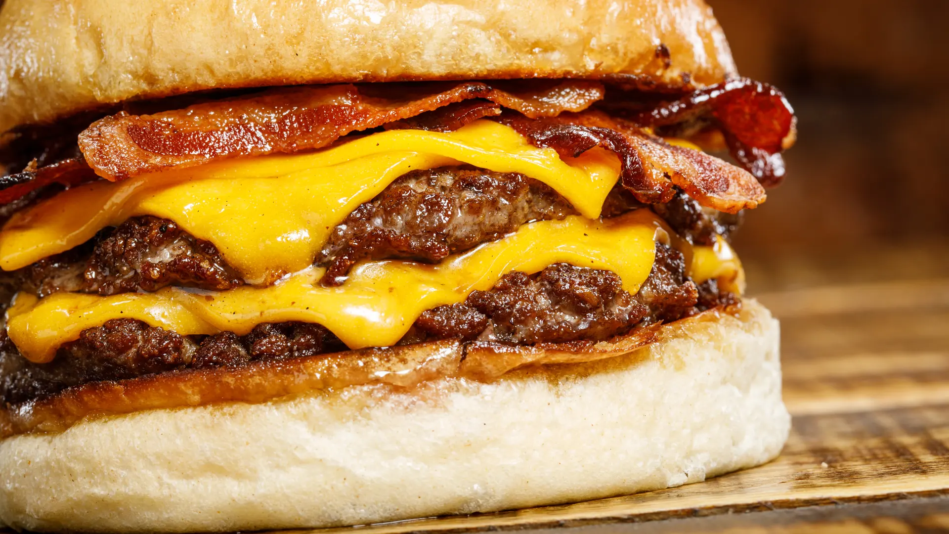 Hamburguesa doble con cheddar y bacon de La Barrica